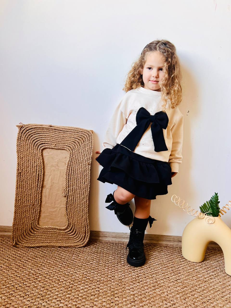 siyah, taşlı, fiyonk detaylı fırfırlı etekli takim