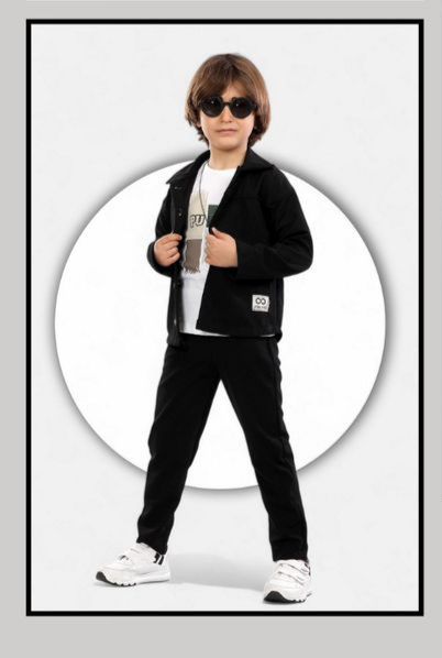 siyah tişörtlü üçlü takım