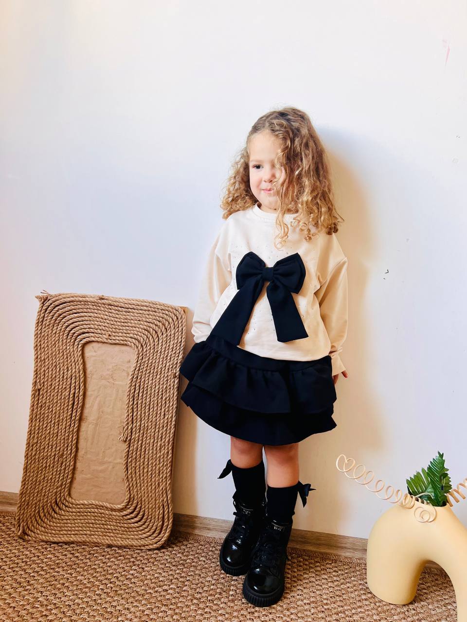 siyah, taşlı, fiyonk detaylı fırfırlı etekli takim