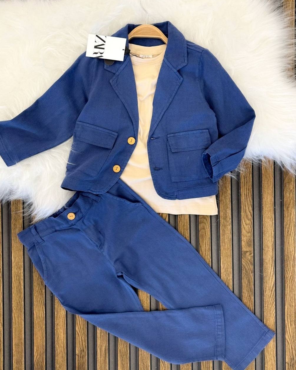 mavi keten tişörtlü üçlü takım