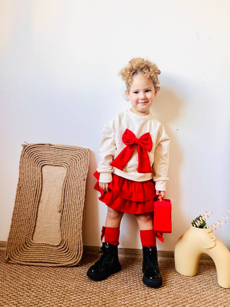 kırmızı, taşlı, fiyonk detaylı fırfırlı etekli takim