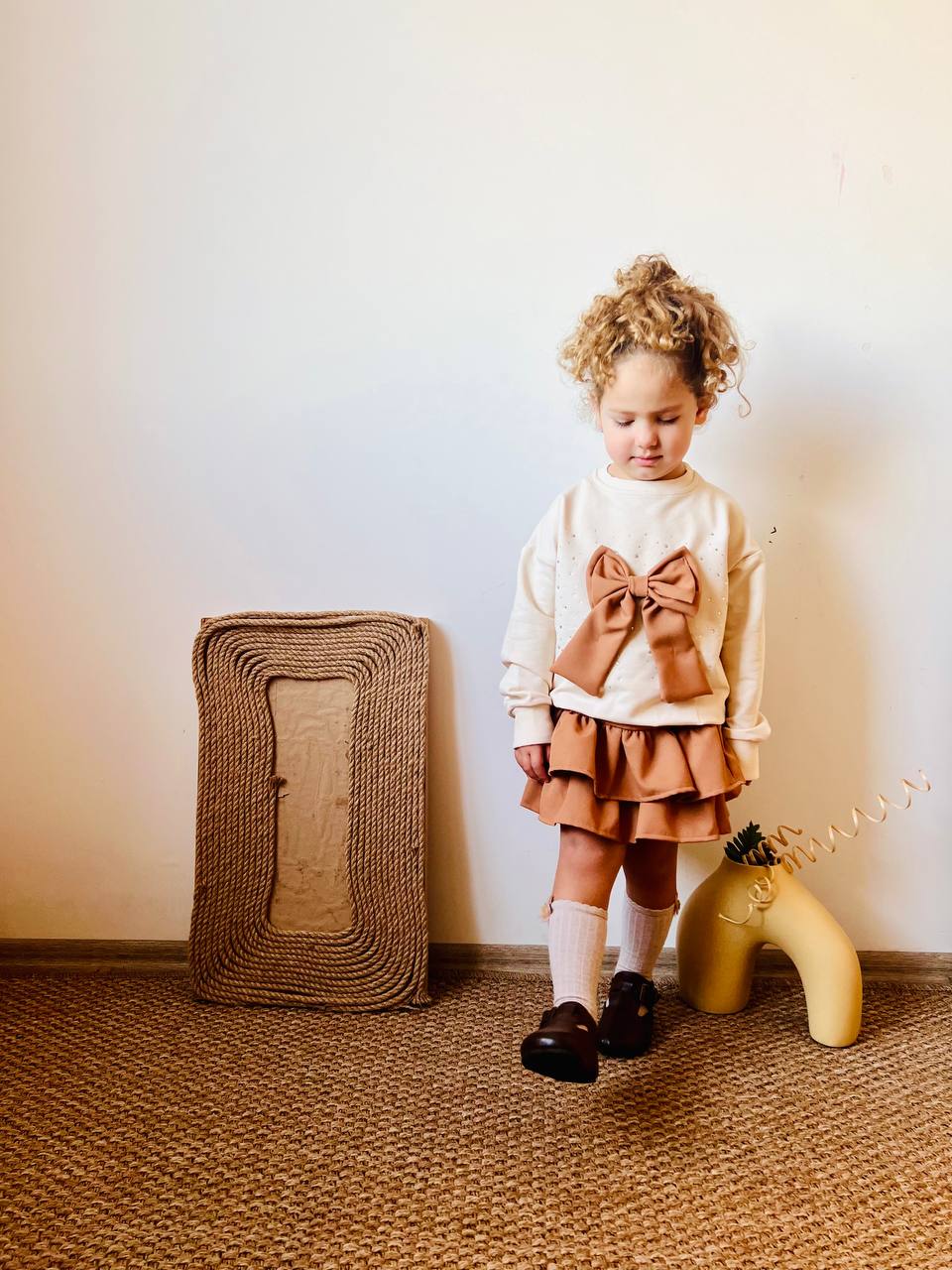 kahverengi, taşlı, fiyonk detaylı fırfırlı etekli takim