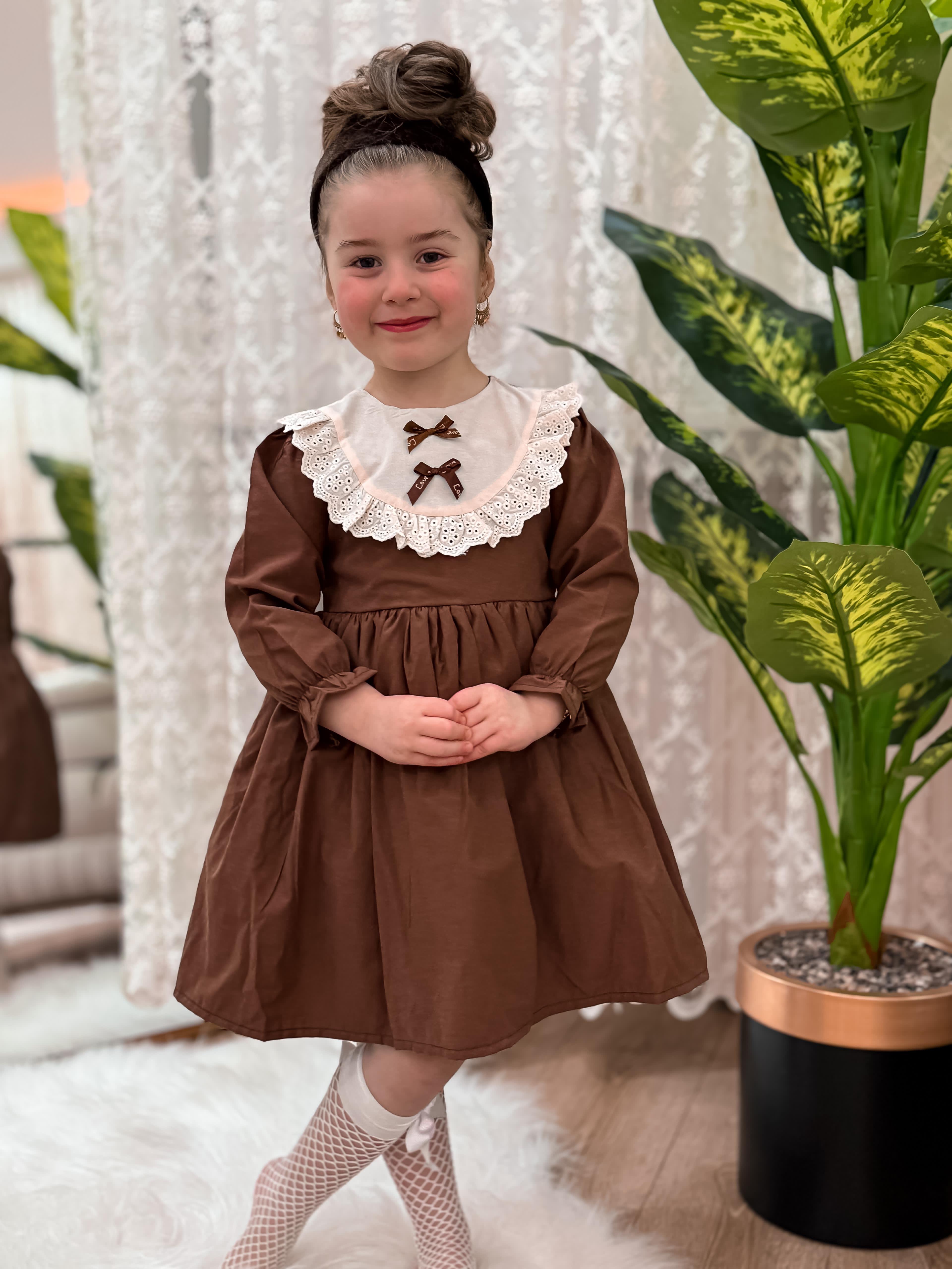 kahverengi fiyonk detaylı elbise