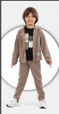 kahve tişörtlü üçlü takım