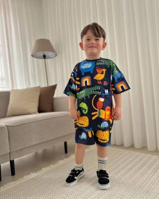 Sıyah üstüne renklı fıgur baskılı şortlu takım