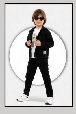 siyah tişörtlü üçlü takım