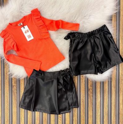 turuncu bluz deri şort etek takım